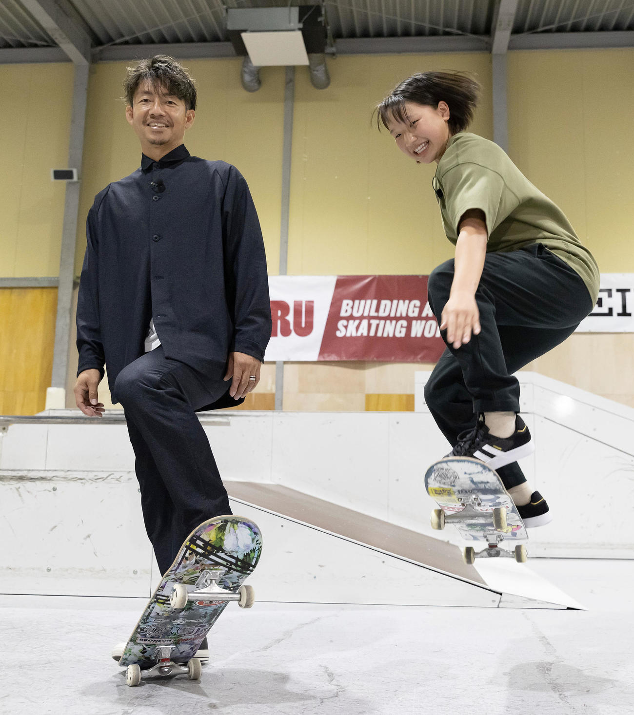 笑顔でオーリーを披露する西矢椛（右）と鳥谷敬氏（撮影・前田充）