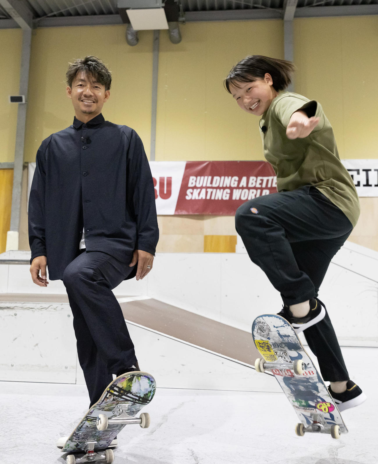 笑顔でオーリーを披露する西矢椛（右）と鳥谷敬氏（撮影・前田充）