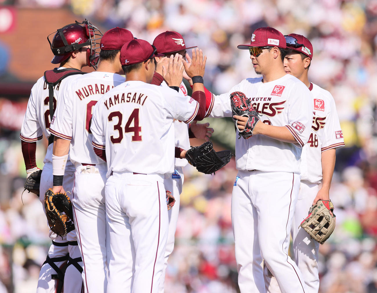 楽天対ヤクルト　勝利しタッチを交わす楽天浅村（右から2人目）ら（撮影・足立雅史）