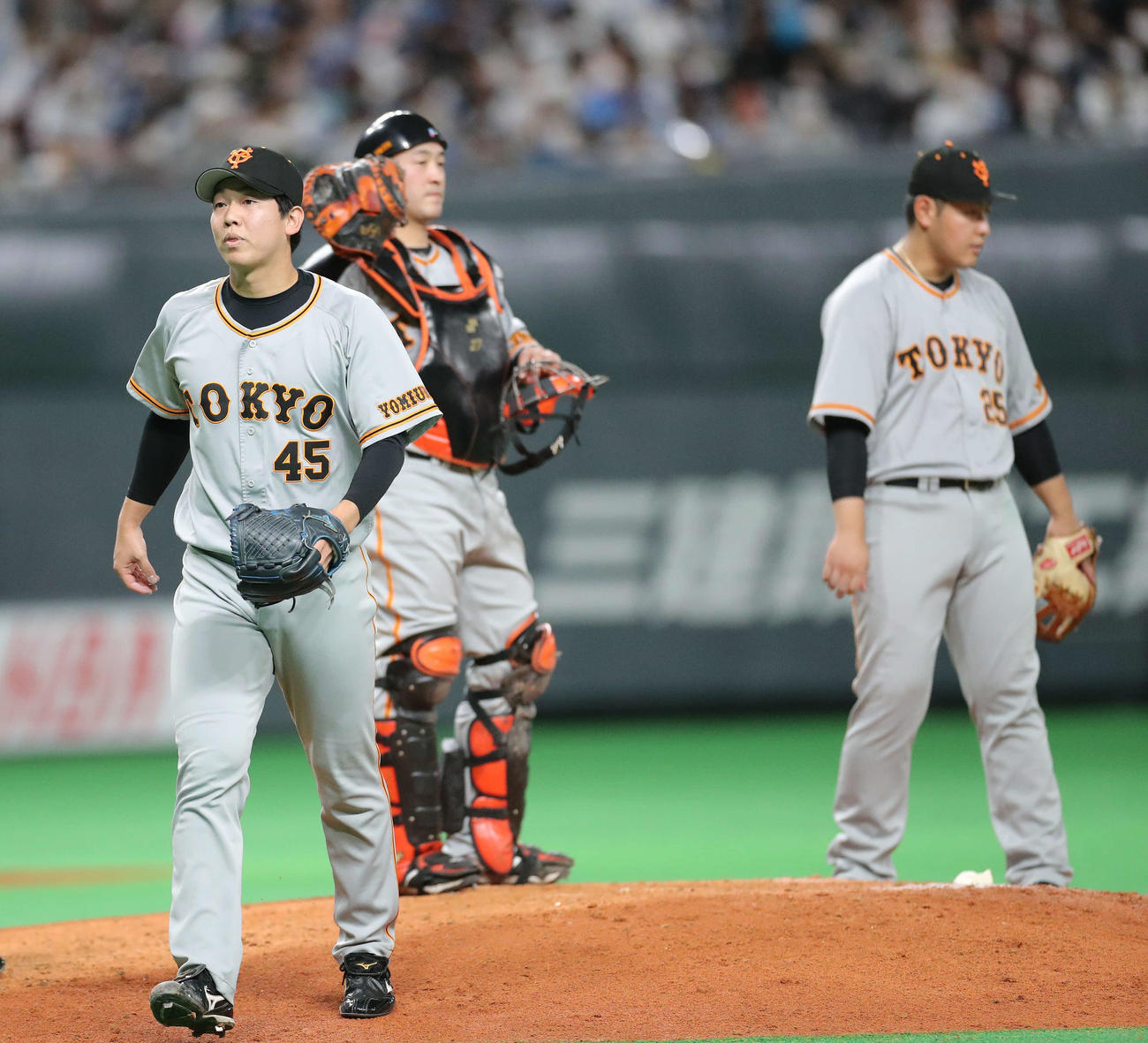 日本ハム対巨人　4回裏日本ハム1死満塁、降板する畠（撮影・河田真司）