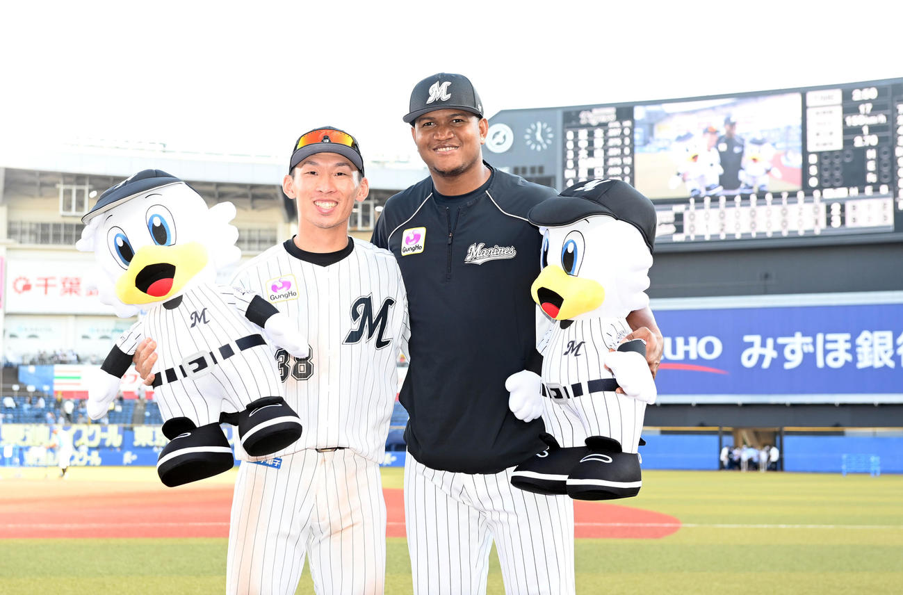 ロッテ対阪神　阪神に勝利し、ヒーローのロッテ高部（左）とロメロは笑顔で記念撮影に納まる（撮影・たえ見朱実）