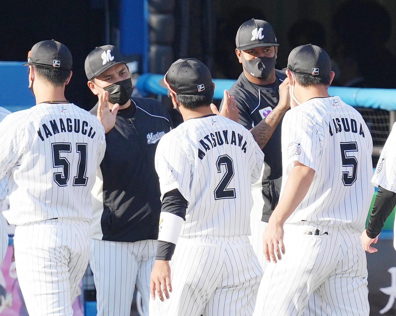 阪神に勝利し、ナインを迎えるロッテ井口監督（左から2人目）と勝利投手ロメロ（右から2人目）（撮影・菅敏）