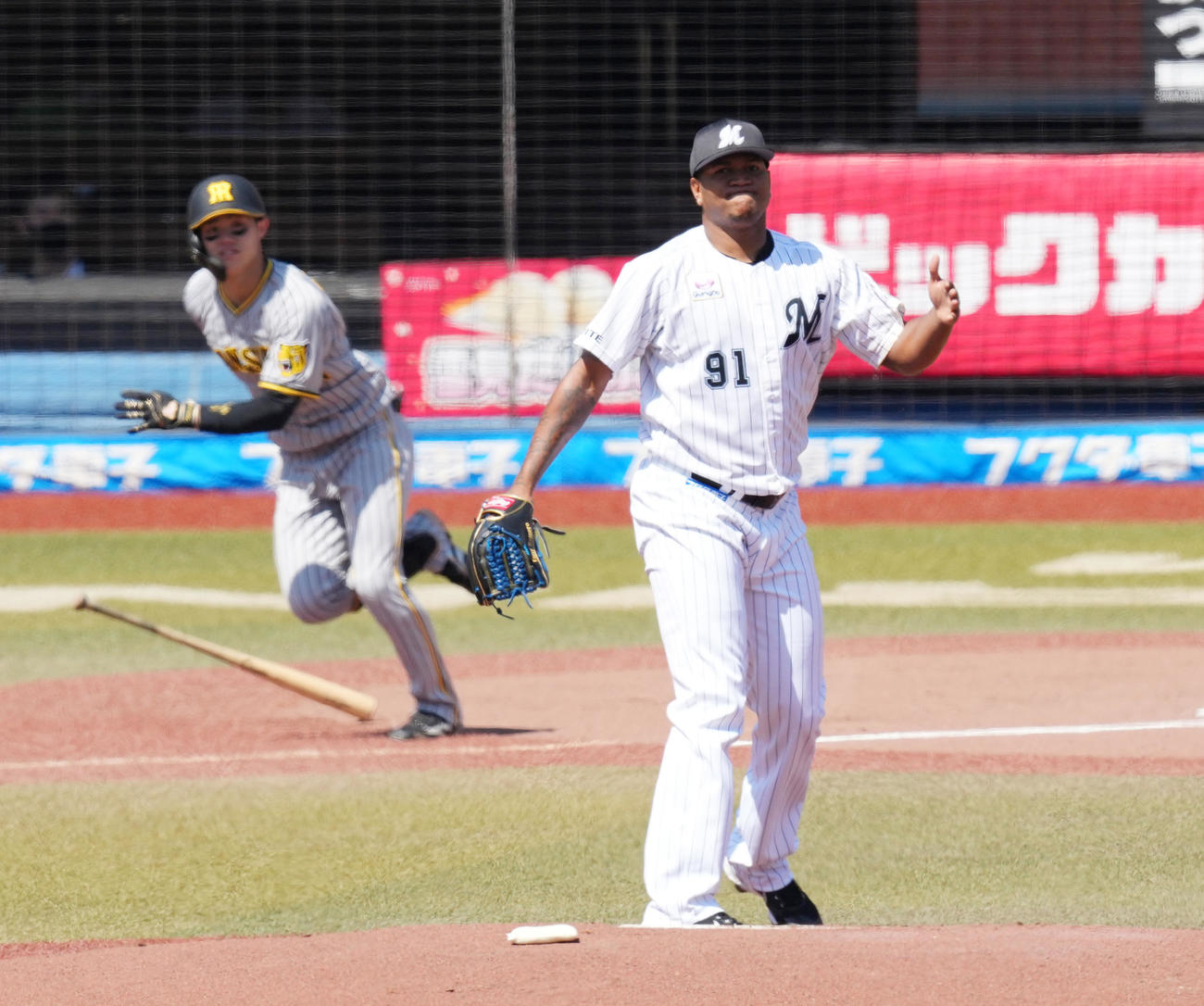 ロッテ対阪神　1回表阪神無死一塁、中野（左）に左前打を打たれるロメロ（撮影・菅敏）