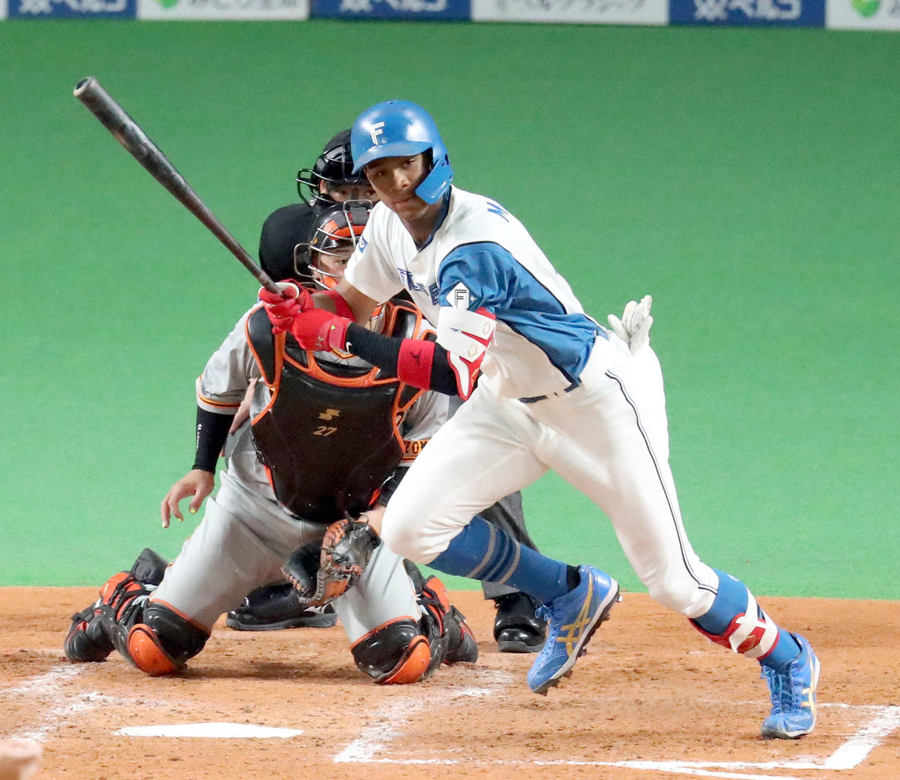 日本ハム対巨人　4回裏日本ハム2死満塁、万波は適時内野安打を放つ（撮影・佐藤翔太）