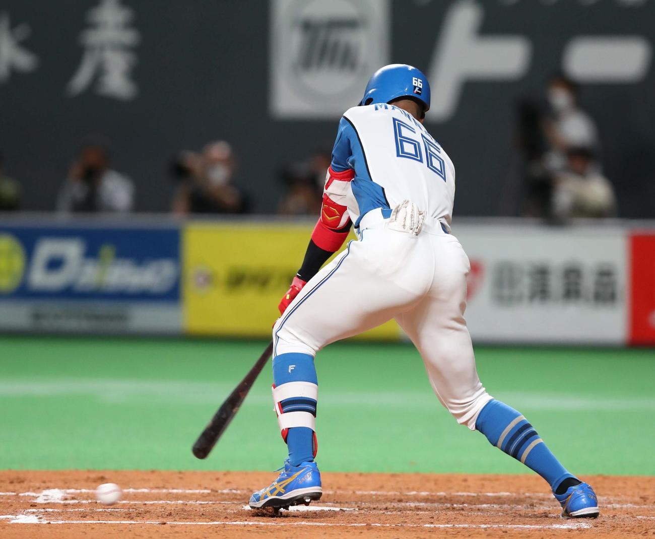 日本ハム対巨人　4回裏日本ハム2死満塁、遊前適時内野安打を放つ万波（撮影・黒川智章）