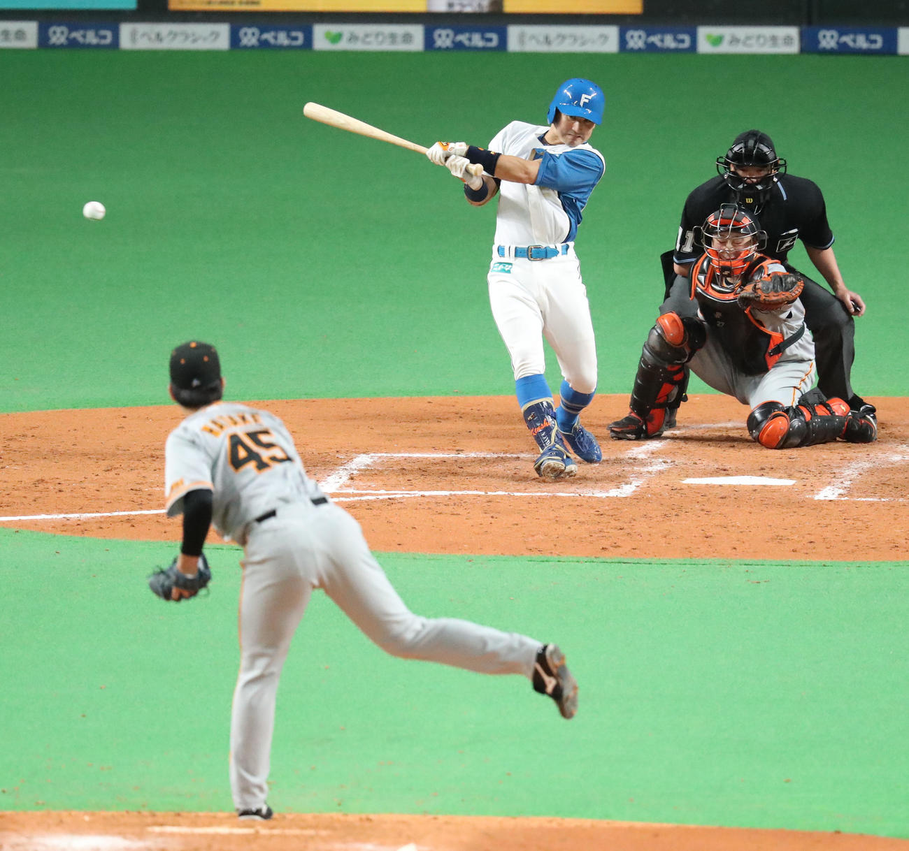 日本ハム対巨人　4回裏日本ハム無死満塁、杉谷は右前適時打を放つ。投手は畠（撮影・佐藤翔太）
