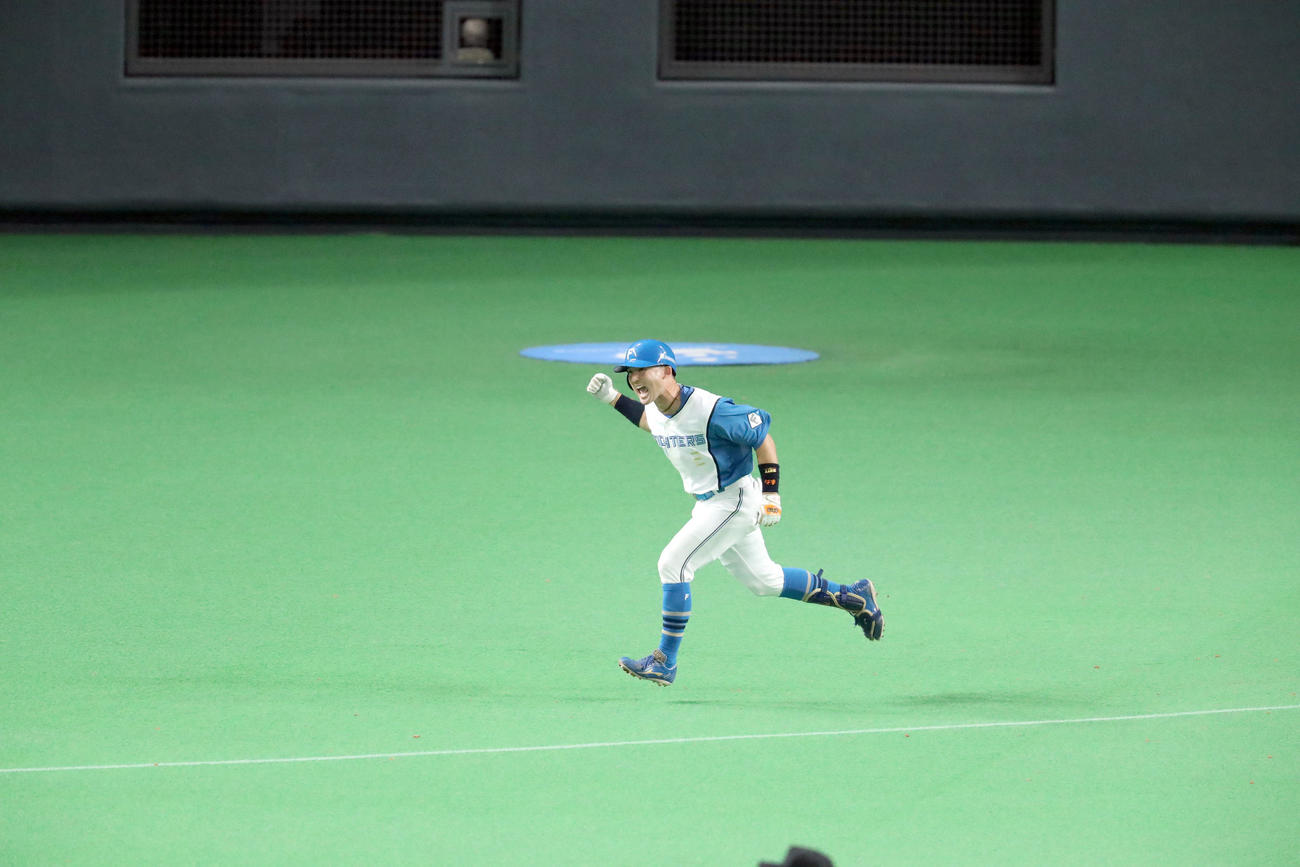 日本ハム対巨人　4回裏日本ハム無死満塁、杉谷は右前適時打を放ち吠える（撮影・佐藤翔太）