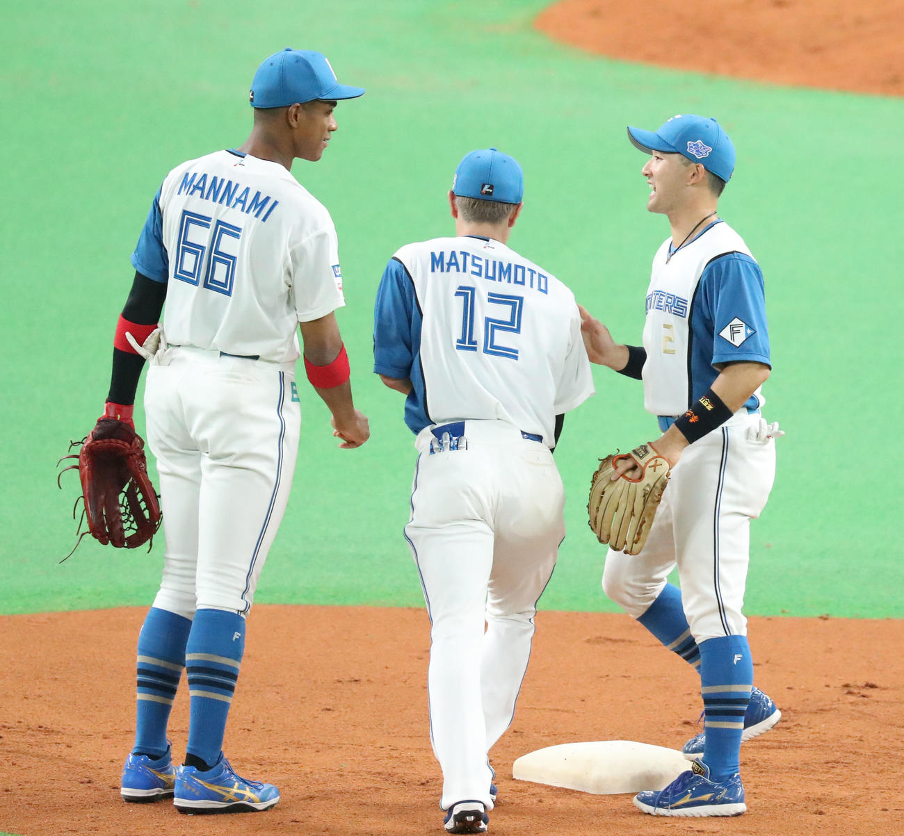 日本ハム対巨人　試合終了後、日本ハム松本剛（中央）にスルーされる杉谷（撮影・佐藤翔太）