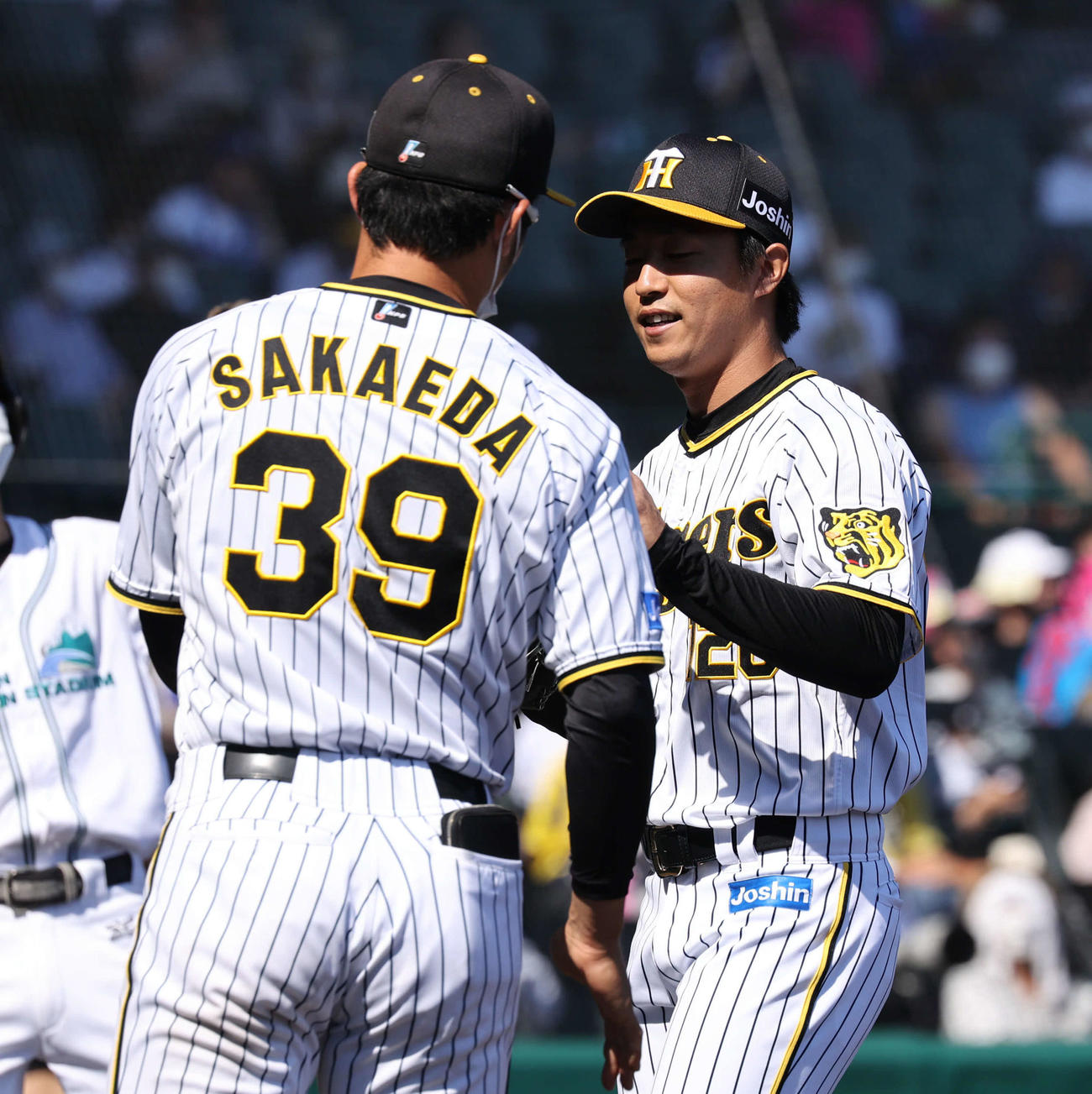無失点に抑えた阪神島本浩也。左は栄枝裕貴（撮影・渦原淳）