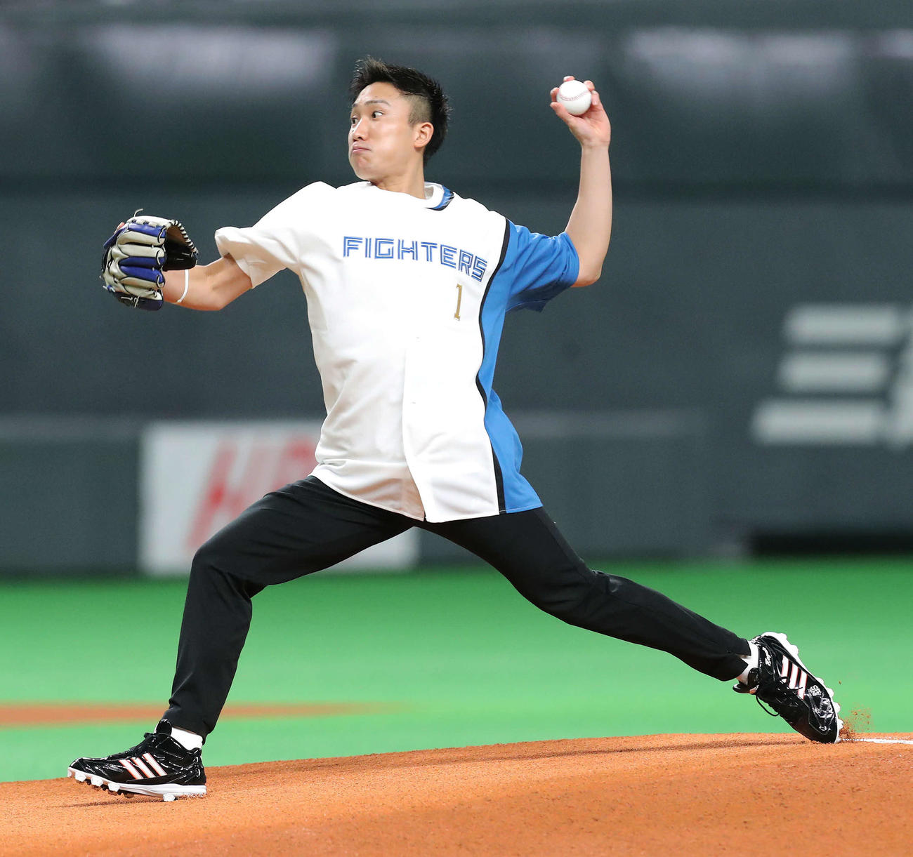 日本ハム対巨人　試合開始前、始球式に臨むバドミントンの桃田（撮影・河田真司）