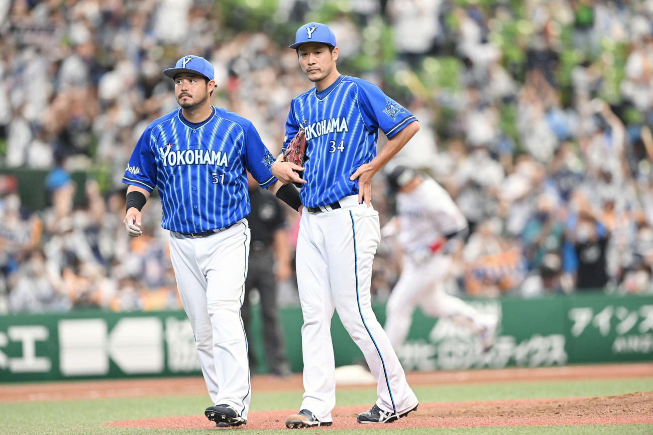 西武対DeNA 9回裏西武無死、栗山（奥）にサヨナラ本塁打を浴び肩を落とす平田（右）と宮崎（撮影・滝沢徹郎）