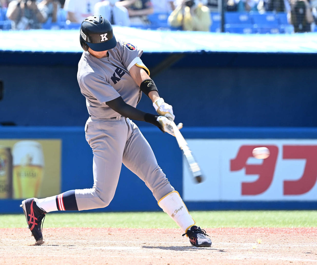慶大対早大　5回表慶大無死一、二塁、萩尾は左越え3点本塁打を放つ（撮影・山崎安昭）