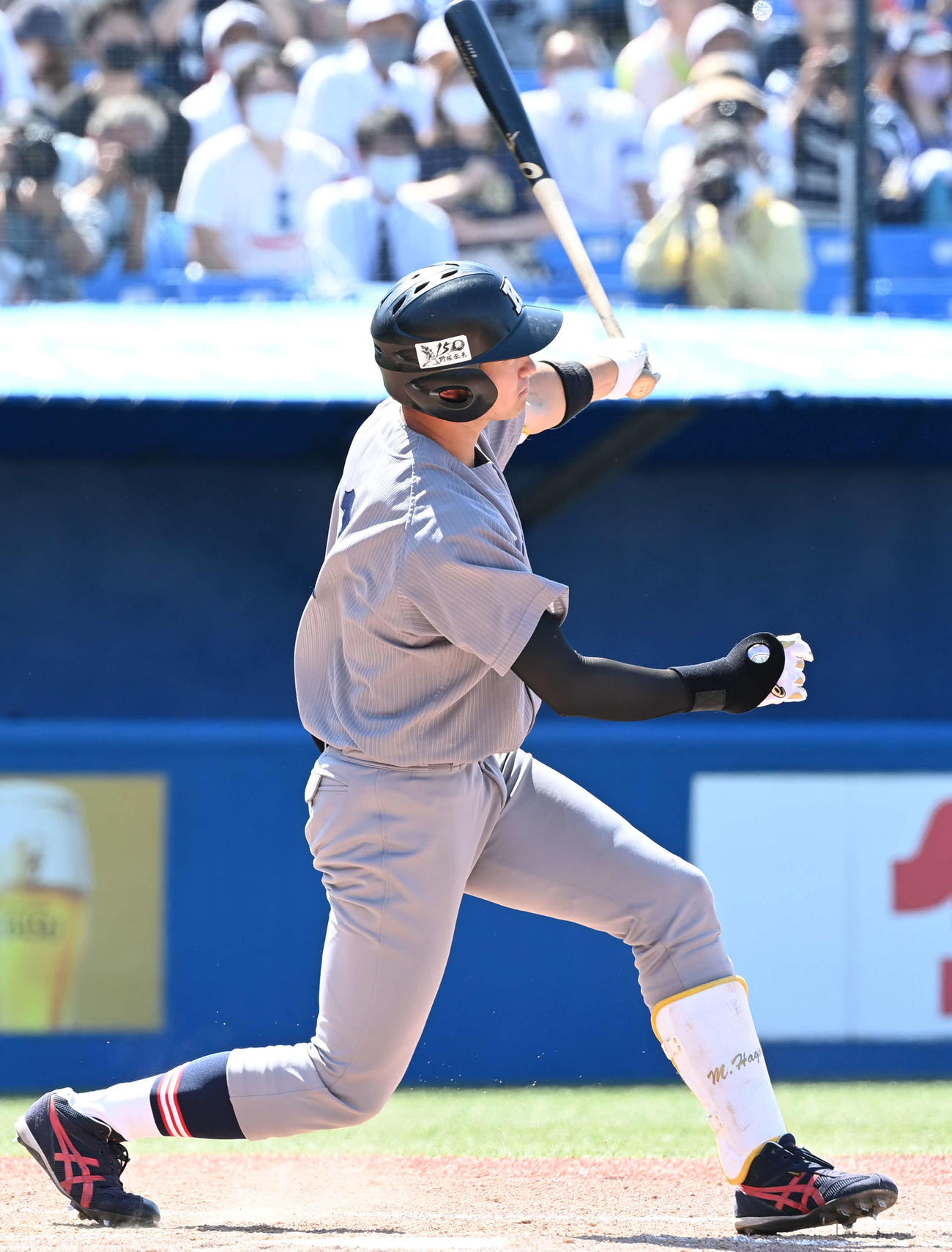 慶大対早大　5回表慶大無死一、二塁、萩尾は左越え3点本塁打を放つ（撮影・山崎安昭）