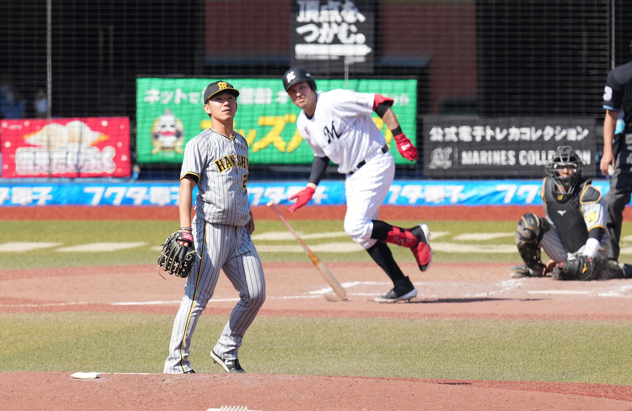 ロッテ対阪神　3回裏ロッテ2死二、三塁、レアード（中央）に2点適時二塁打を打たれ、肩を落とす伊藤将（撮影・菅敏）