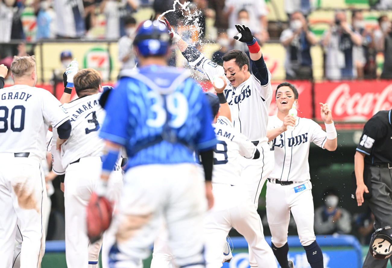 西武対DeNA 9回裏西武無死、サヨナラ本塁打を放った栗山（右から2人目）はウオーターシャワーで祝福される（撮影・滝沢徹郎）