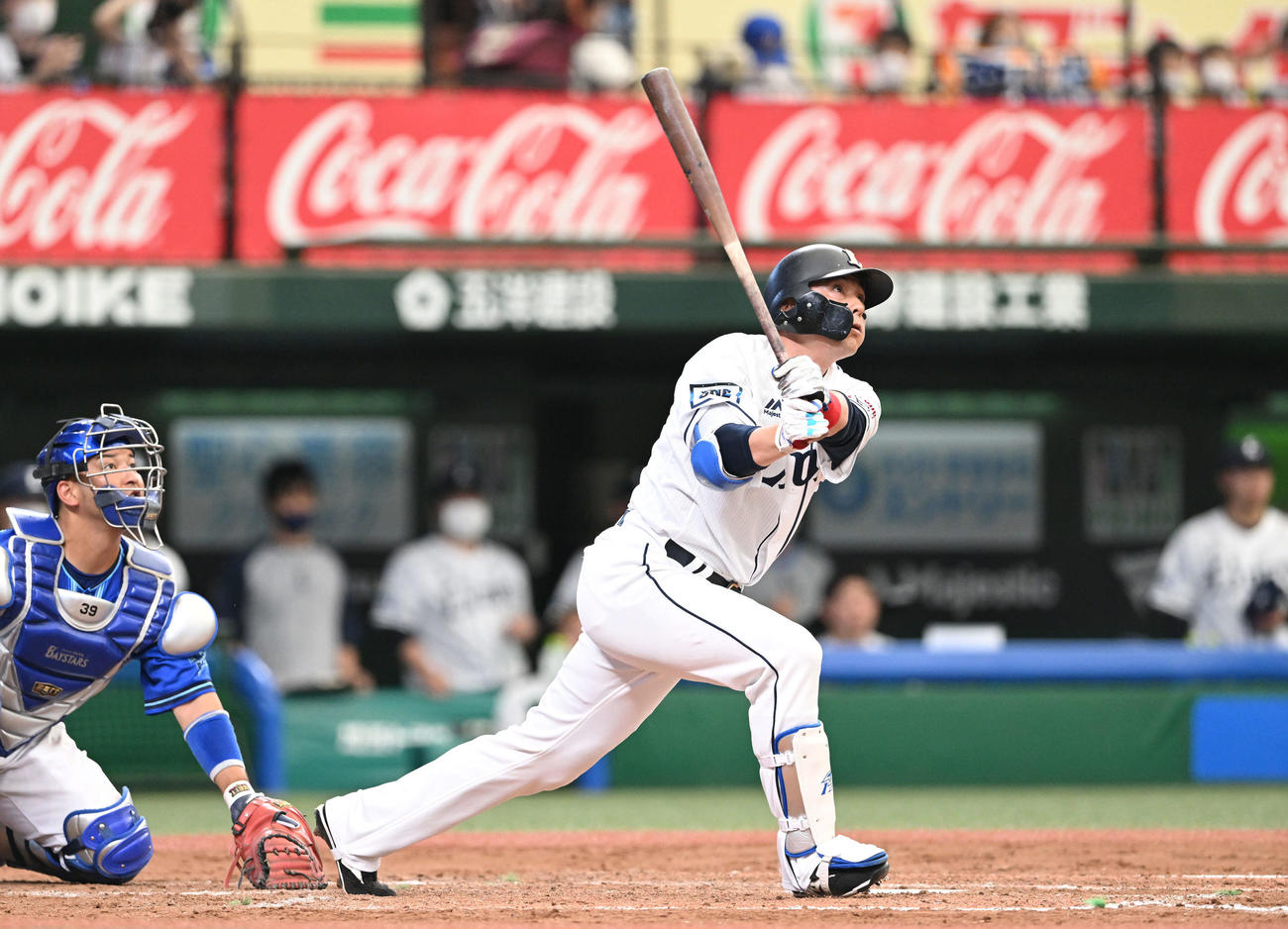 西武対DeNA 9回裏西武無死、栗山は右越えにサヨナラ本塁打を放つ（撮影・滝沢徹郎）