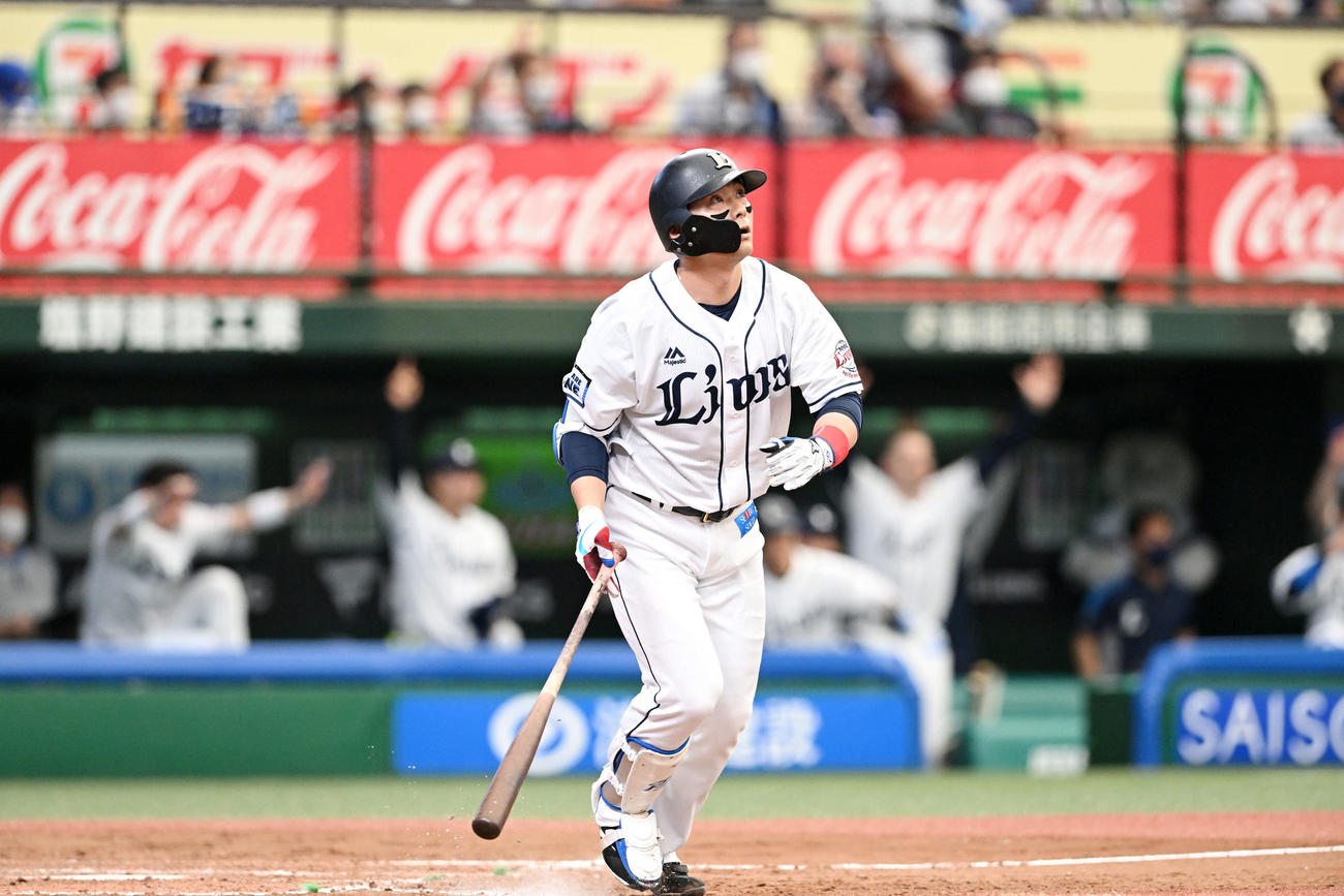 西武対DeNA 9回裏西武無死、栗山は右越えにサヨナラ本塁打を放つ（撮影・滝沢徹郎）