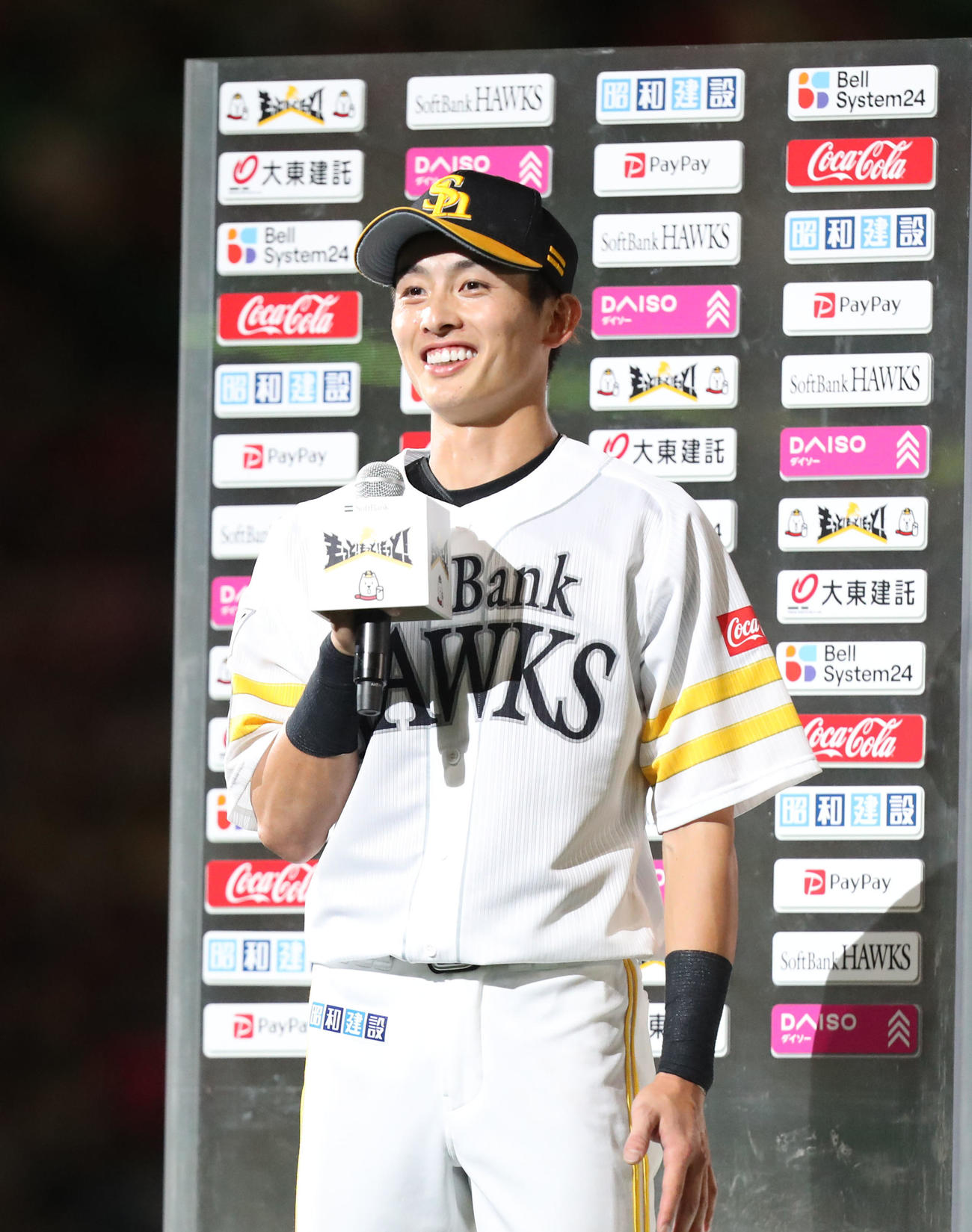 ソフトバンク対広島　ヒーローインタビューを受ける周東（撮影・屋方直哉）