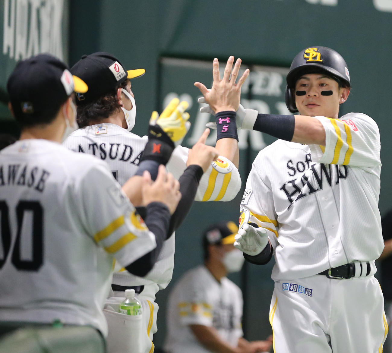 ソフトバンク対広島　3回裏ソフトバンク2死、牧原大は2試合連続本塁打を放ち、ナインとハイタッチ（撮影・屋方直哉）