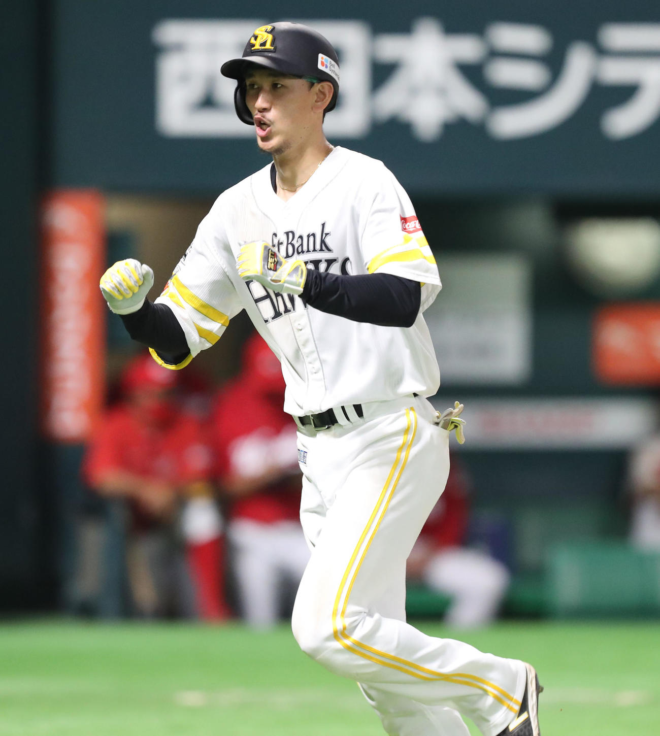 ソフトバンク対広島　4回裏ソフトバンク2死一塁、三森大貴は右越え2点本塁打を放ち、ガッツポーズをする（撮影・屋方直哉）