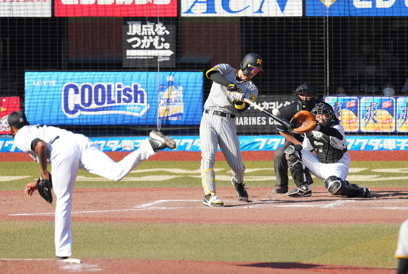 ロッテ対阪神　8回表阪神1死二塁、右越えに2点本塁打を放つ佐藤輝。投手ゲレーロ（撮影・菅敏）