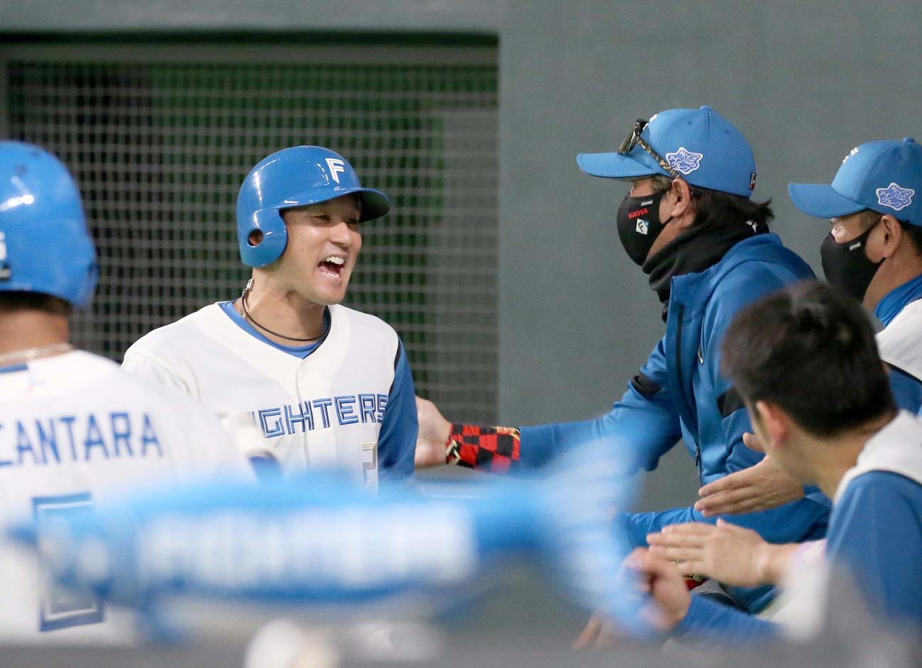 日本ハム対巨人　4回裏、生還した杉谷を出迎える新庄監督（撮影・黒川智章）