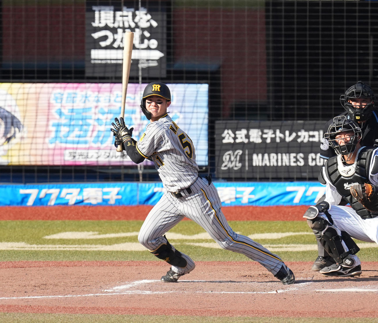 ロッテ対阪神　8回表阪神無死、中前打を放つ中野（撮影・菅敏）