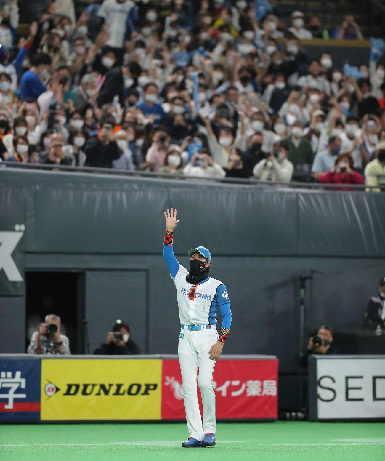 日本ハム対巨人　巨人に勝利し、観客席に手を振りあいさつする新庄監督（撮影・河田真司）
