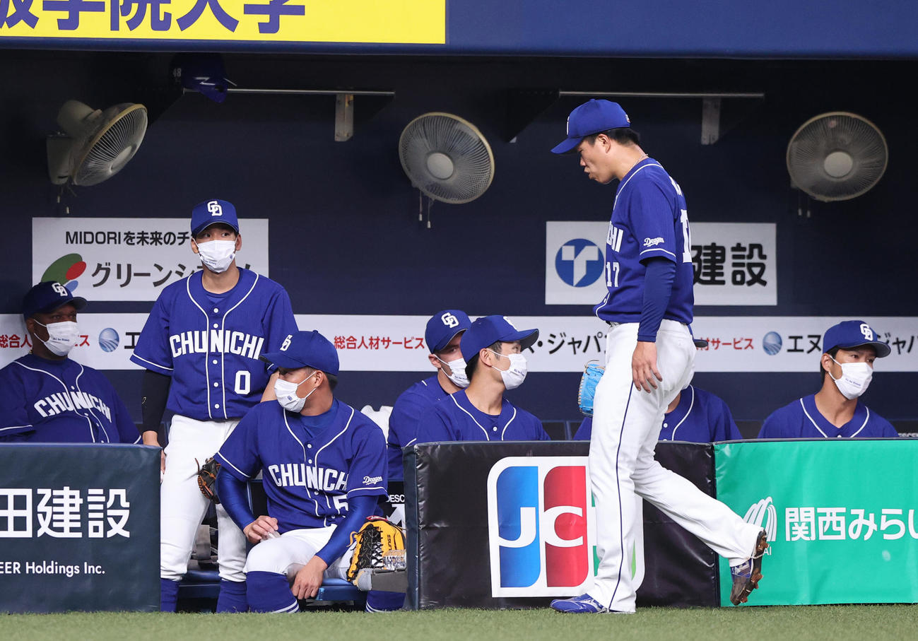 オリックス対中日　3回裏オリックス1死満塁、柳（手前）は伏見に左犠飛を打たれ降板となる（撮影・上山淳一）