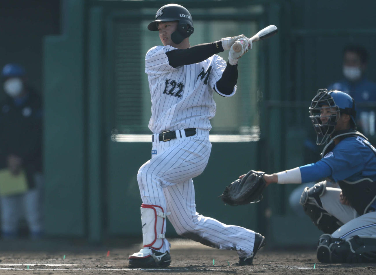 2軍戦で経験を積むロッテ谷川唯人（左＝球団提供）