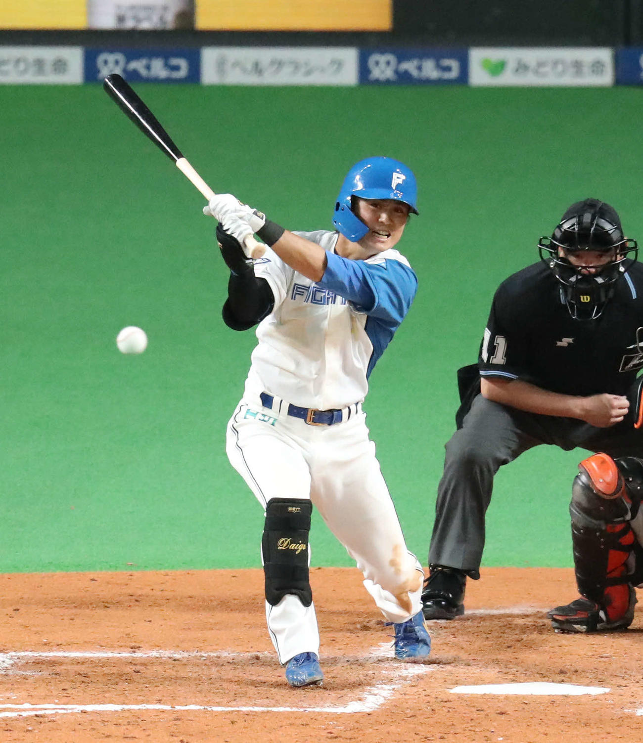 日本ハム対巨人　4回裏日本ハム無死満塁、上川畑は中前適時打を放つ（撮影・佐藤翔太）