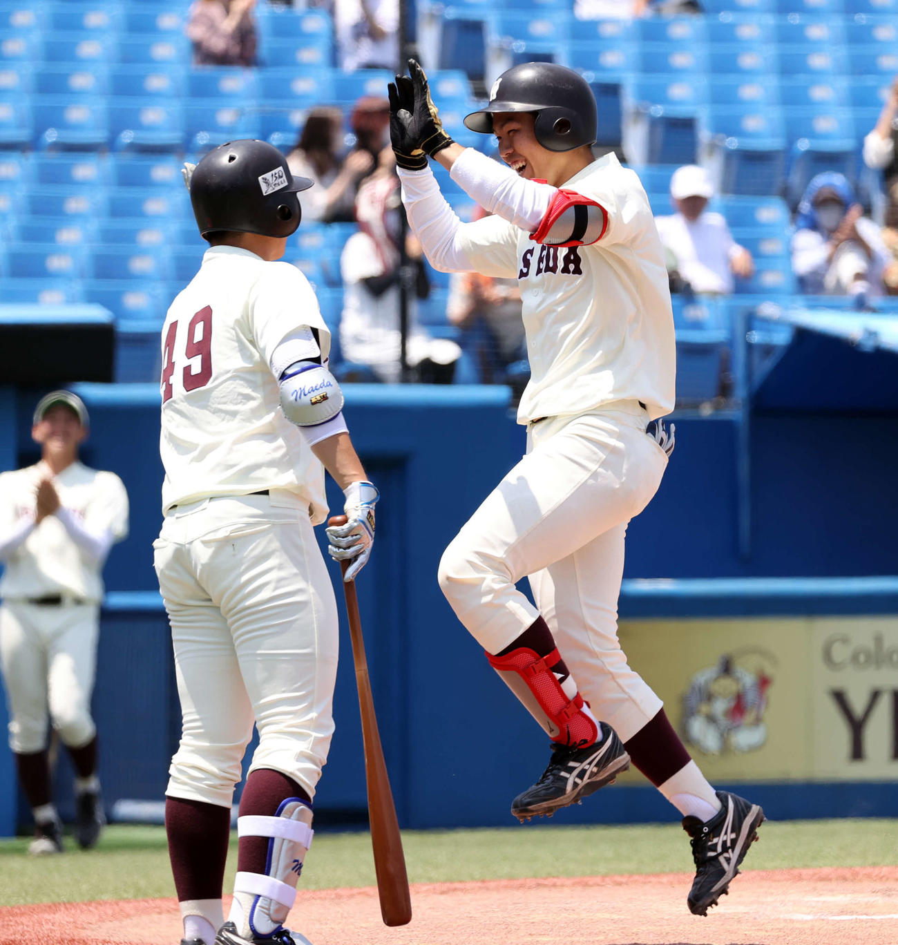 明大対早大　8回裏早大無死一、二塁、吉田（右）は逆転3点本塁打を放ち、ジャンプして生還する（撮影・浅見桂子）