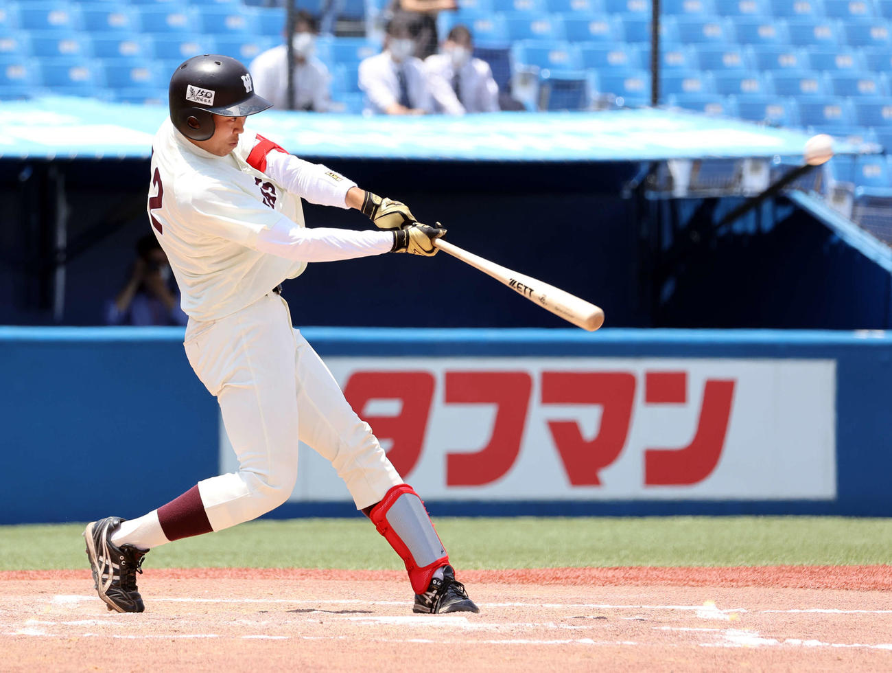 明大対早大　8回裏早大無死一、二塁、吉田は逆転3点本塁打を放つ（撮影・浅見桂子）