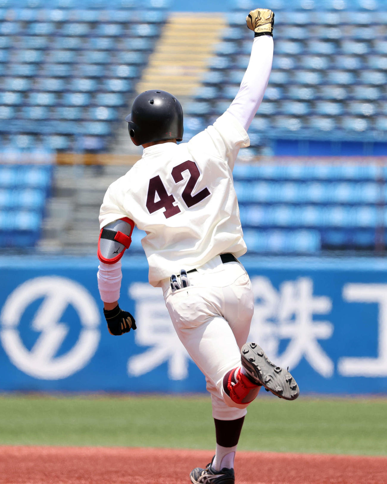 明大対早大　8回裏早大無死一、二塁、吉田は逆転3点本塁打を放ちガッツポーズ（撮影・浅見桂子）