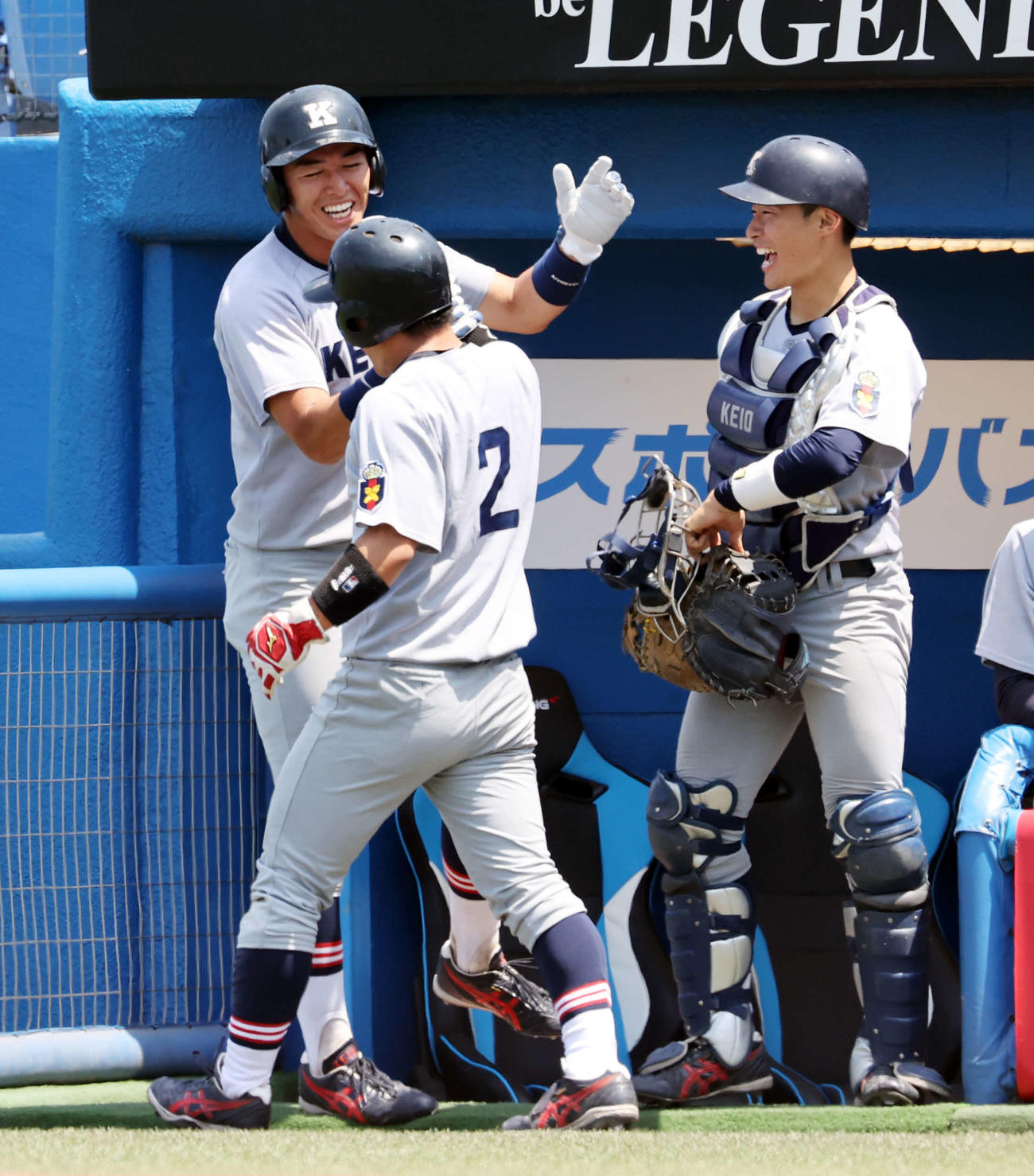 慶大対法大　2回表慶大1死二、三塁、坪田の二ゴロと相手悪送球の間に先制の生還をし、笑顔の清原（左）（撮影・浅見桂子）