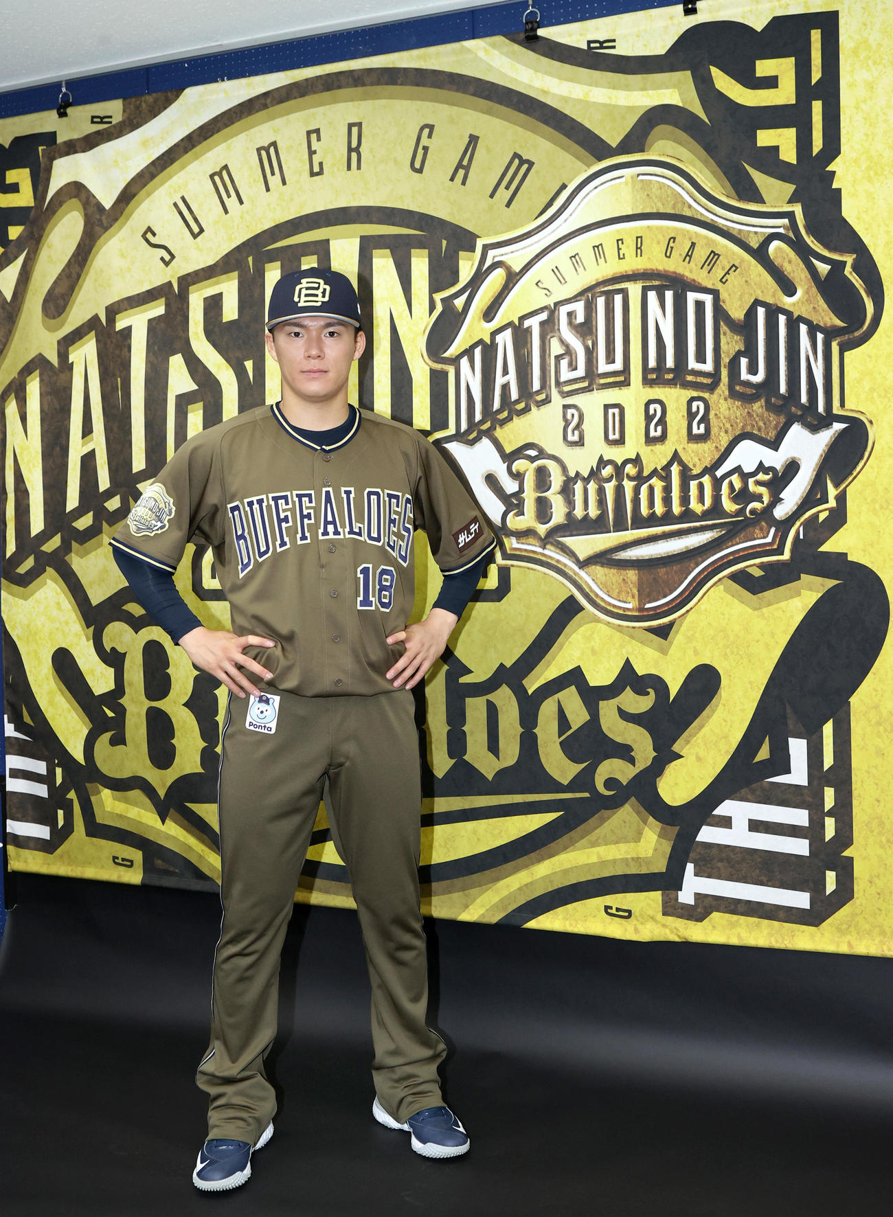 「Bs夏の陣2022」のユニホームを披露するオリックス山本