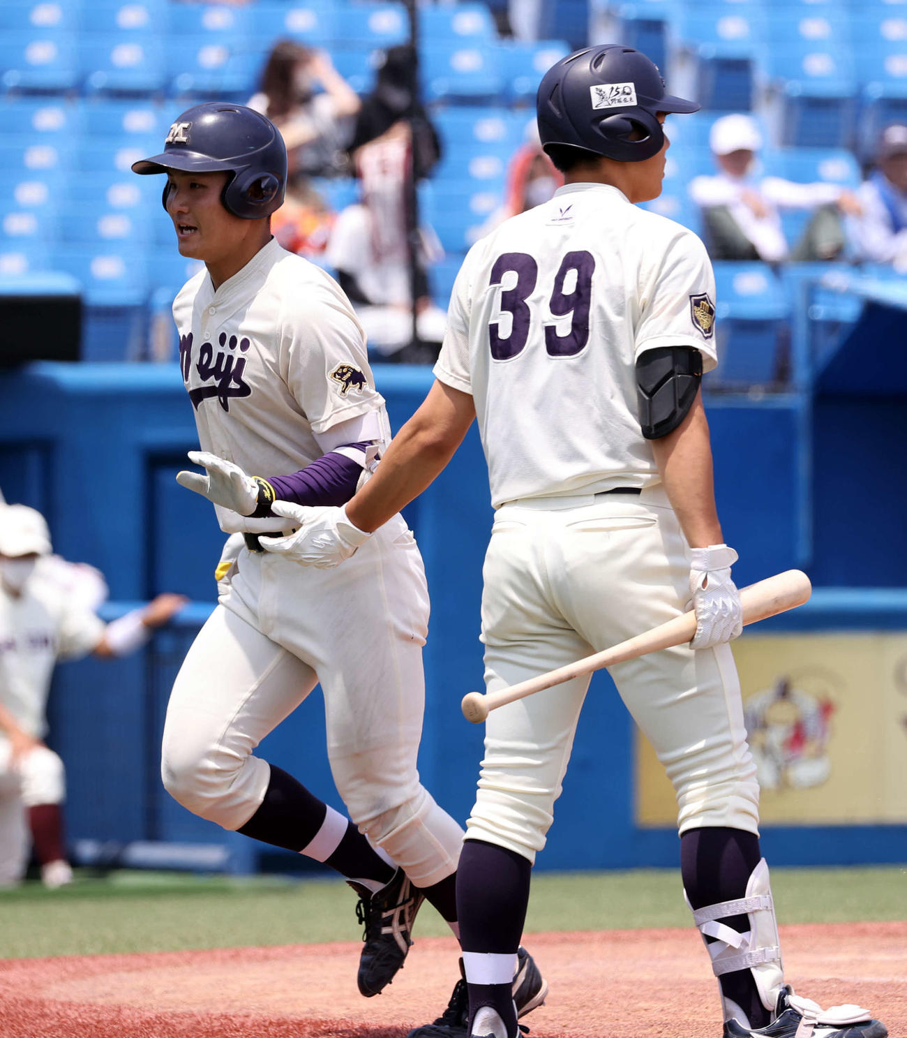 明大対早大　5回表明大2死、杉崎（左）は左越えソロ本塁打を放ち生還する（撮影・浅見桂子）