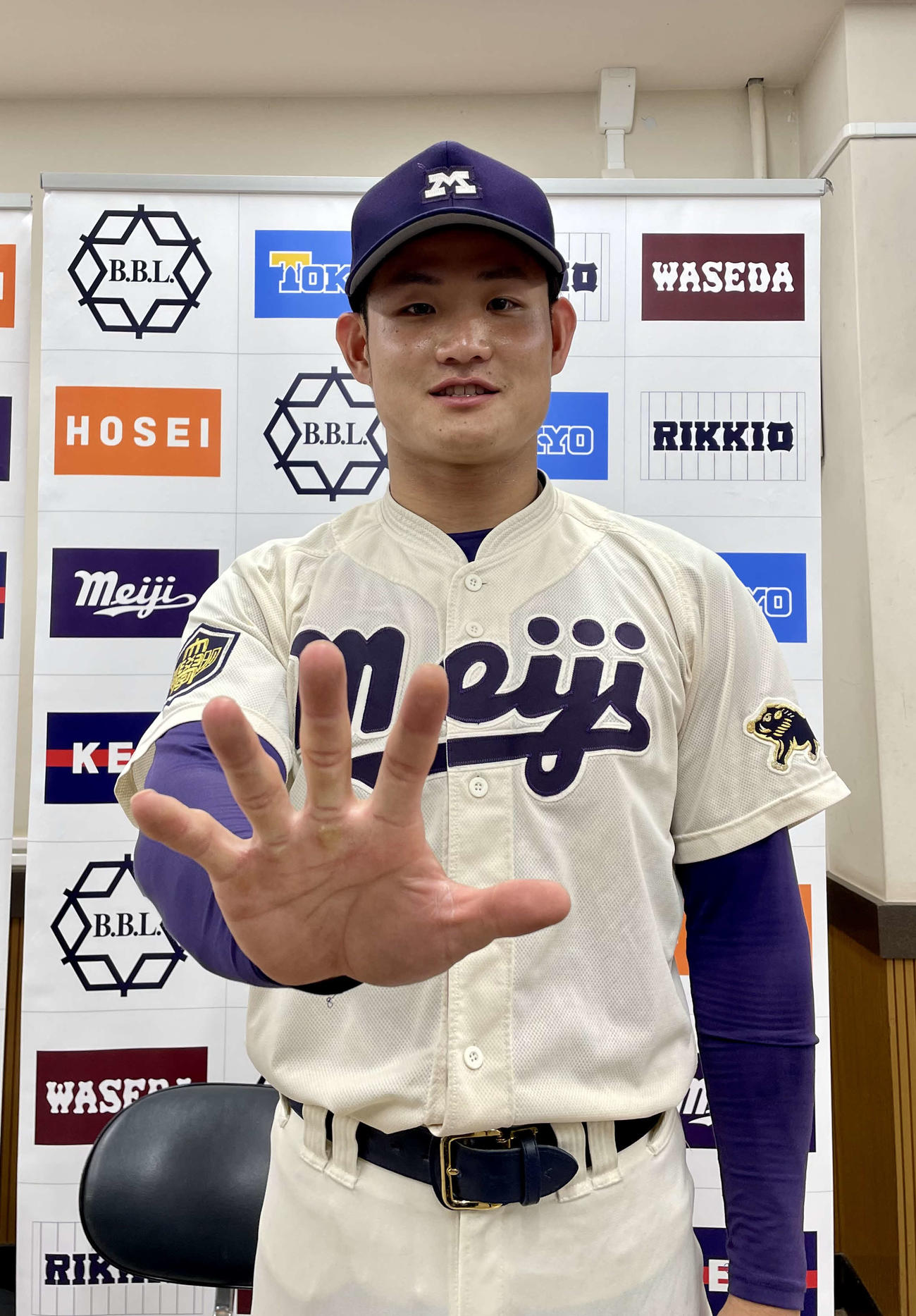 明大対早大　フレッシュトーナメントで通算5本塁打目を放った明大・杉崎（撮影・保坂恭子）