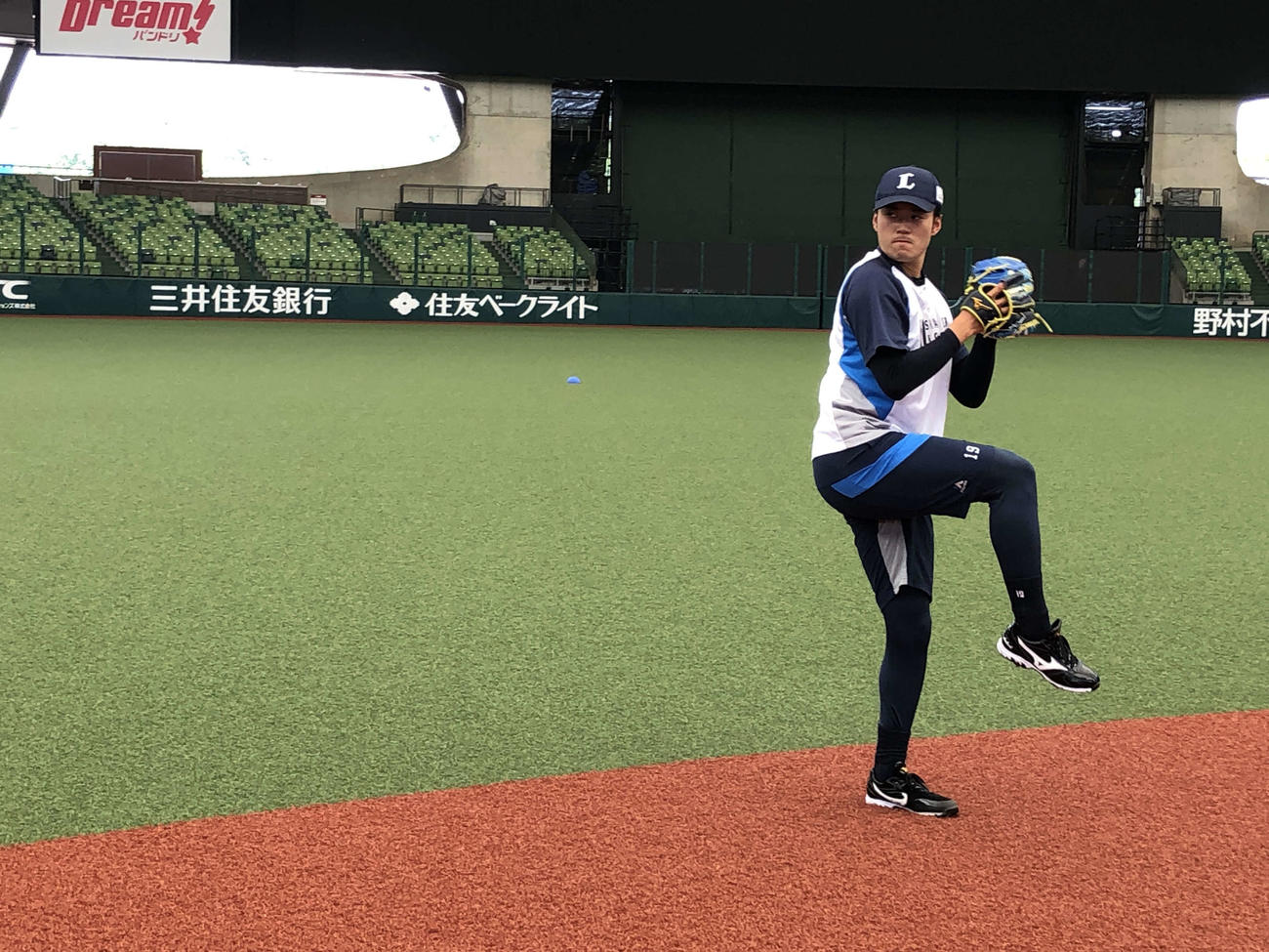 キャッチボールをする西武佐藤（球団提供）