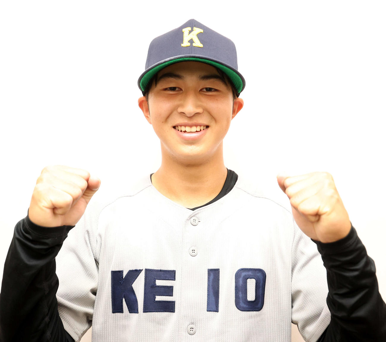 慶大対法大　4－4の引き分けとし、インタビュー後、笑顔でガッツポーズする慶大前田晃（撮影・浅見桂子）