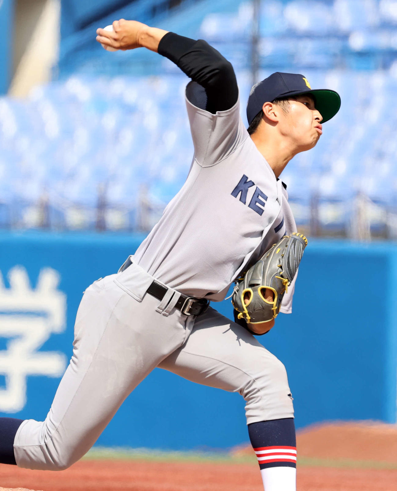 慶大対法大　7回裏法大1死一塁の場面で登板した前田晃（撮影・浅見桂子）