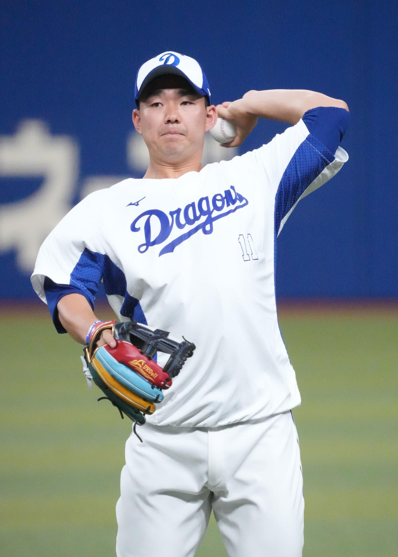 キャッチボールをする小笠原（撮影・森本幸一）