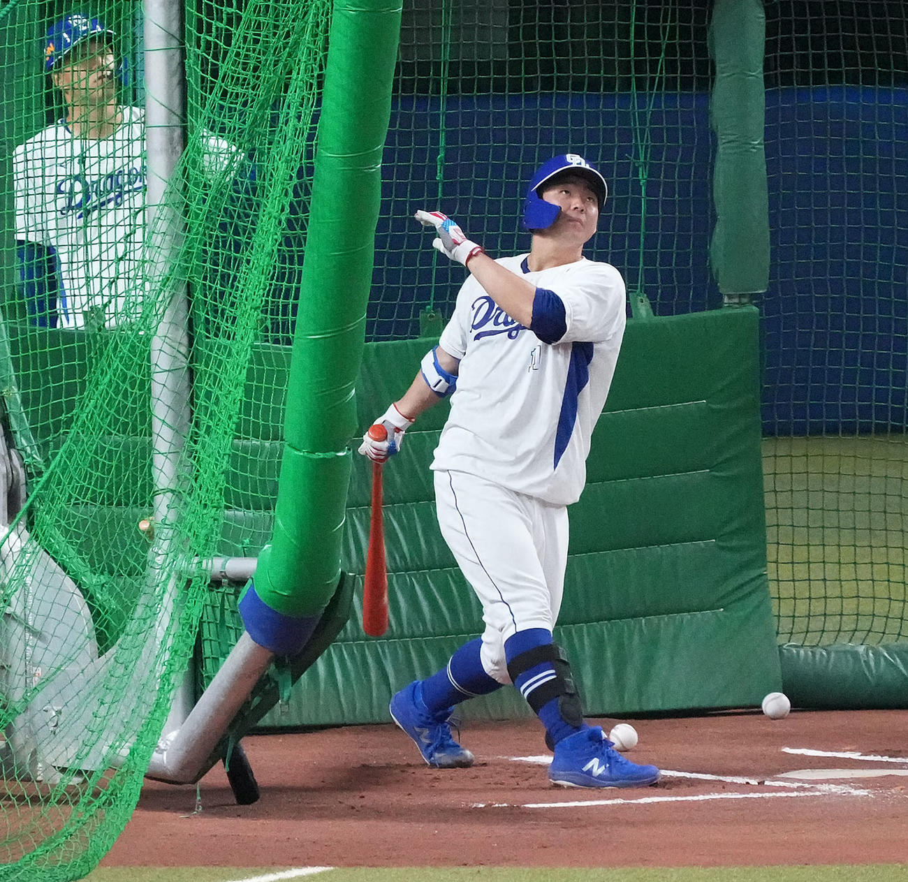 フリー打撃練習をする小笠原（撮影・森本幸一）