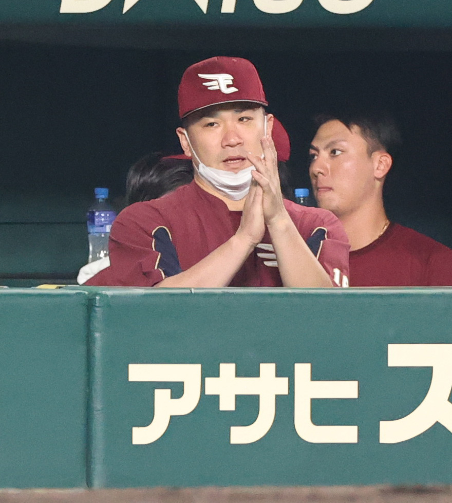 阪神対楽天　9回、楽天田中将大はベンチで手をたたいて味方を鼓舞する（2022年5月24日撮影）