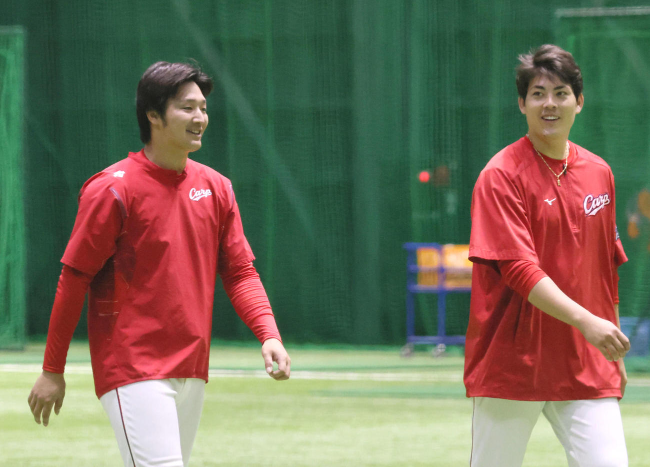 練習中、九里（右）と話す床田（撮影・加藤孝規）