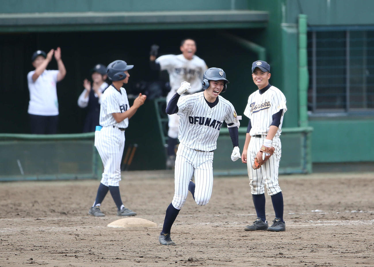 2019年7月21日、盛岡四戦の12回表、右越え2点本塁打を放った佐々木朗希がガッツポーズで一塁を回る