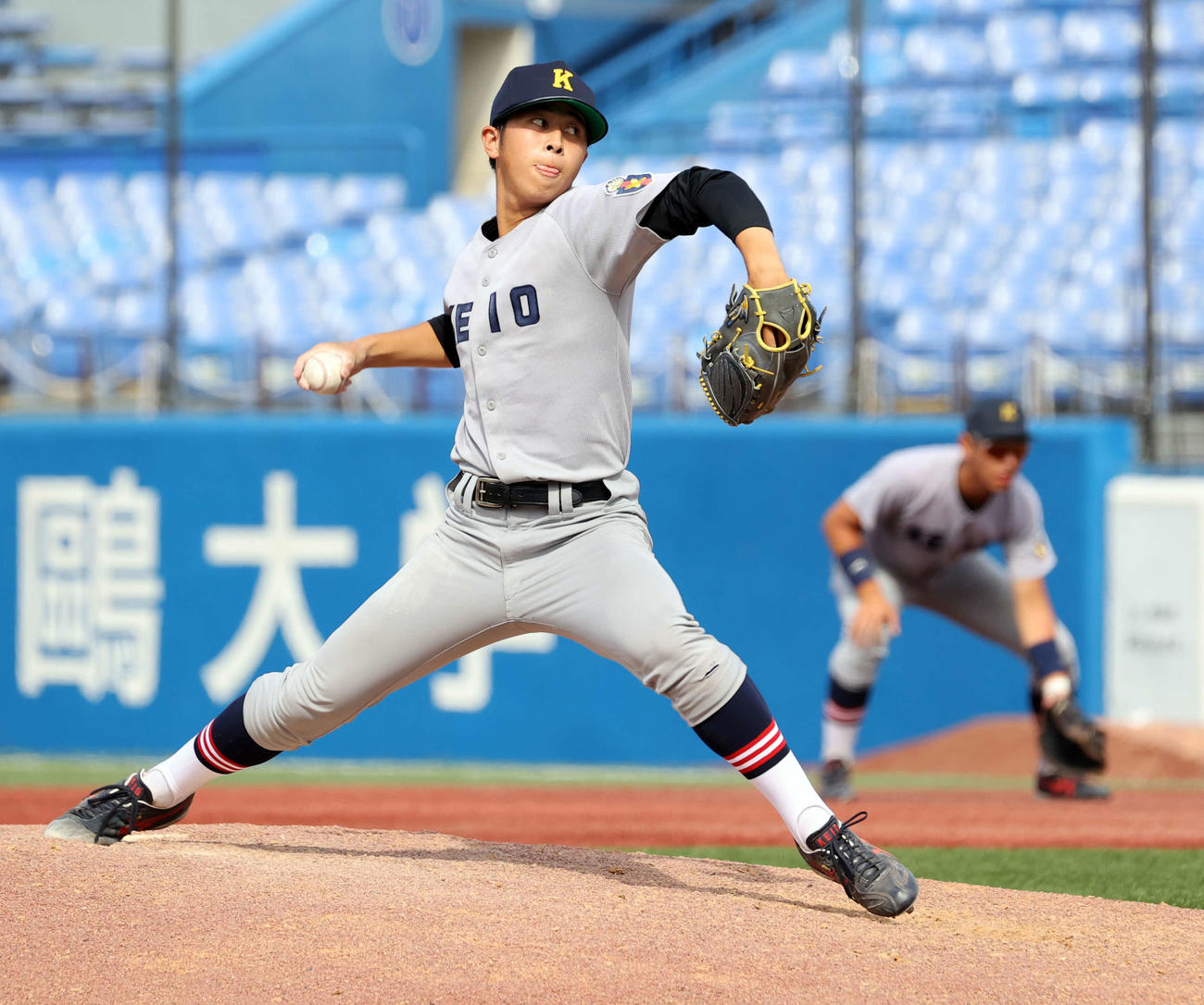 慶大対法大　慶大3番手で登板する前田晃。後方は清原（撮影・浅見桂子）