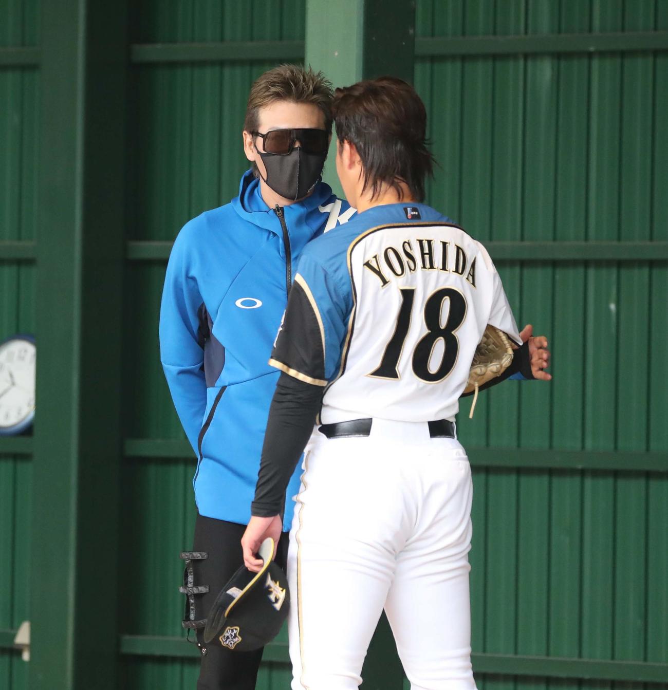 吉田輝星と話す新庄剛志監督（2021年11月撮影）