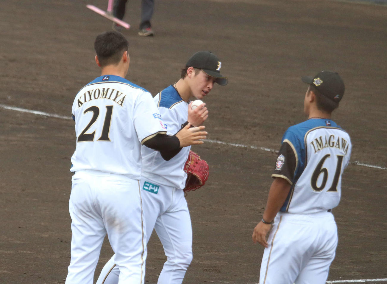 吉田輝星（中央）清宮幸太郎（左）（2021年7月撮影）