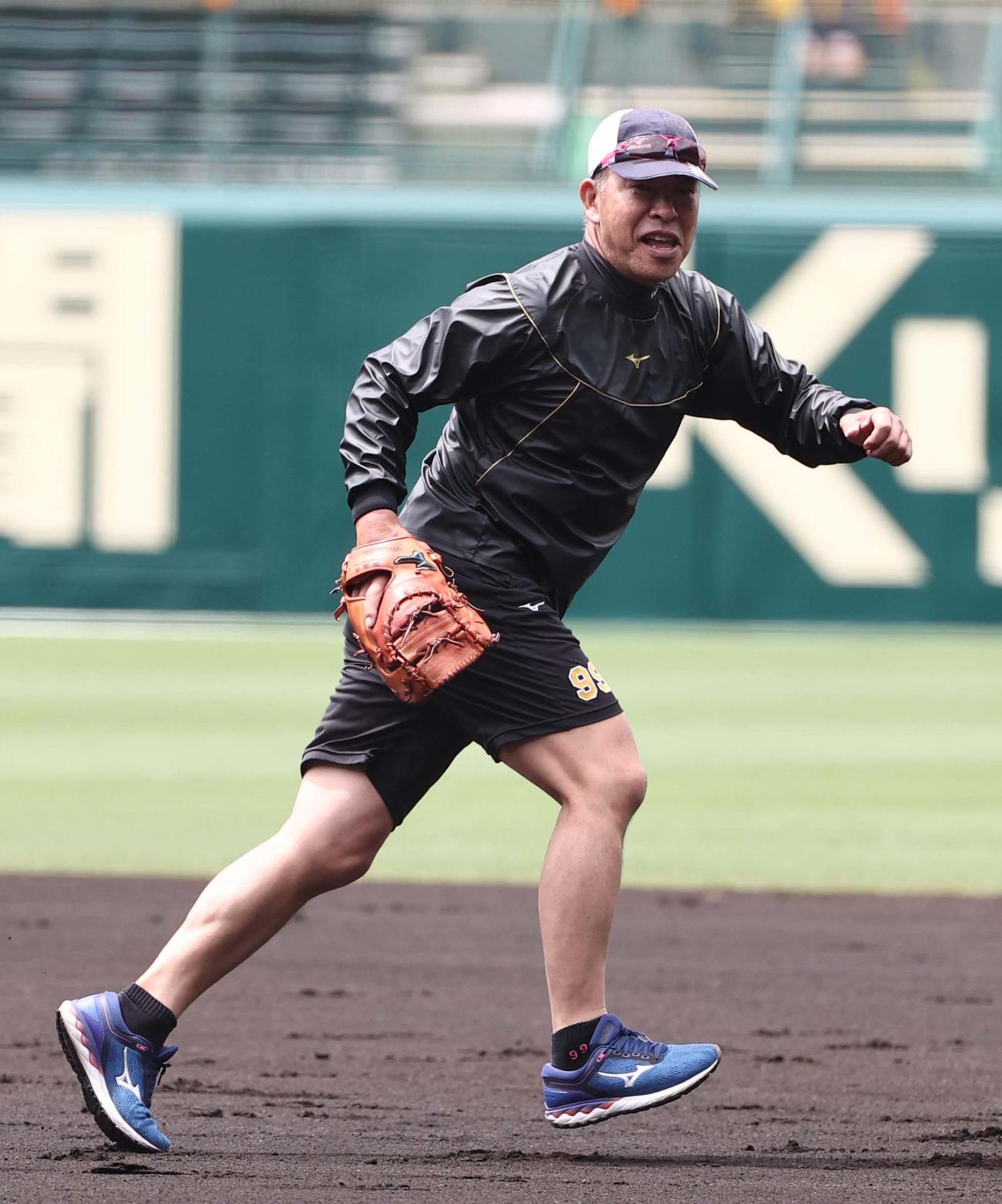 ノックを受ける井上ヘッドコーチ（撮影・上田博志）